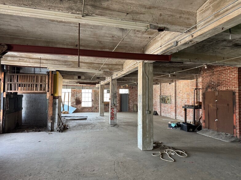 More Photos Of 110 N James St, Goldsboro Flex For Sale