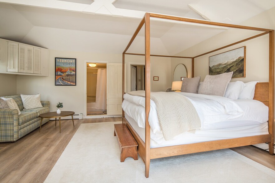 More Photos Of 54 Red Clover Ln, Mendon Hotel For Sale