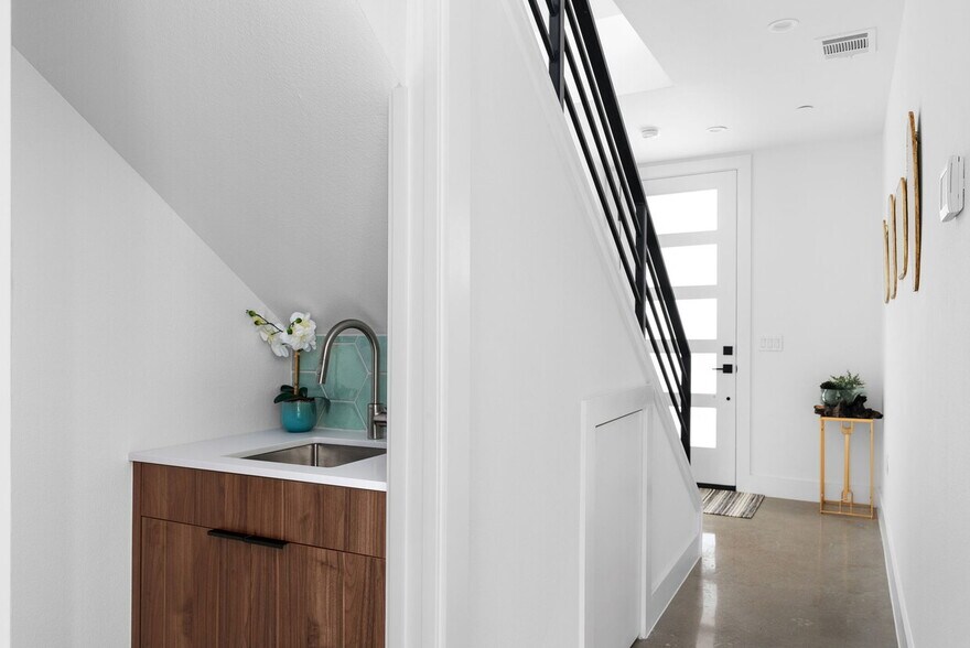 More Photos Of 4022 Valley View Rd, Austin Apartments For Sale