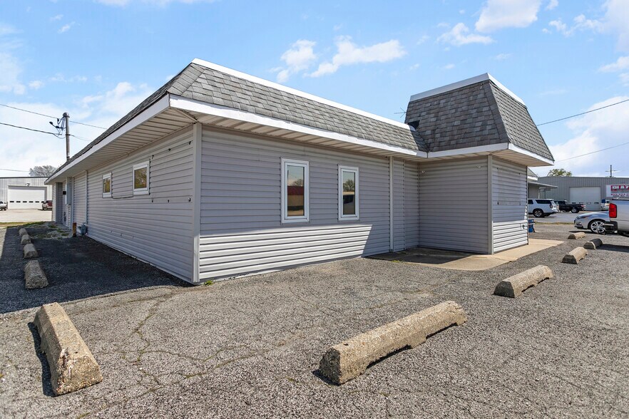 More Photos Of 220 N Old Route 66, Litchfield Restaurant For Sale