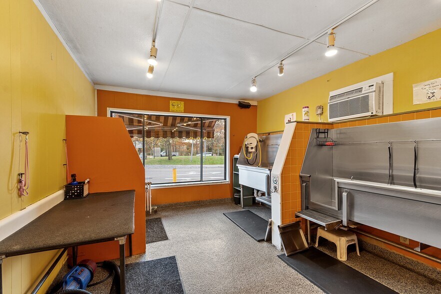 More Photos Of 489 Concord Ave, Cambridge Veterinarian Kennel For Sale