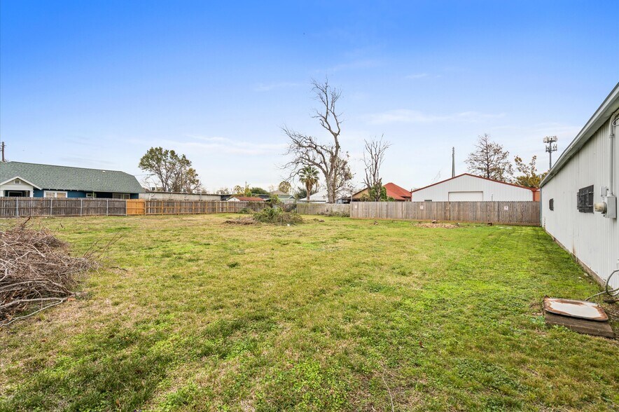 More Photos Of 6 & 10 Sampson, Houston Land For Sale