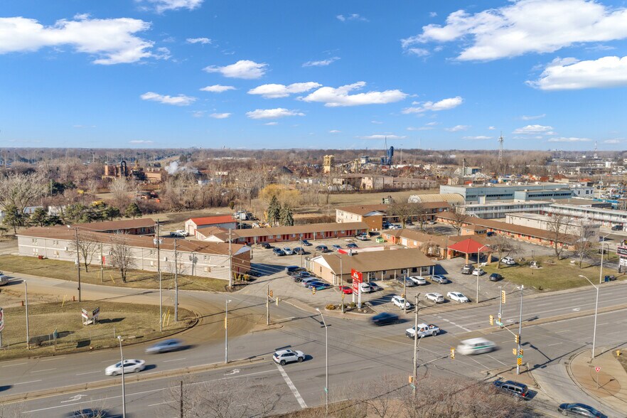 More Photos Of 2889 Howard Av, Windsor Hotel For Sale