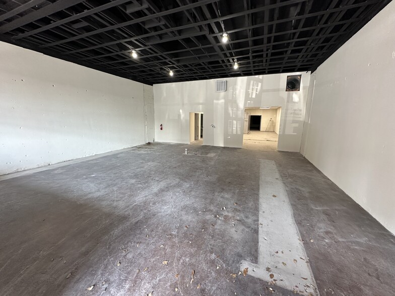 More Photos Of 205 N Elm St, Denton Storefront Retail Office For Lease