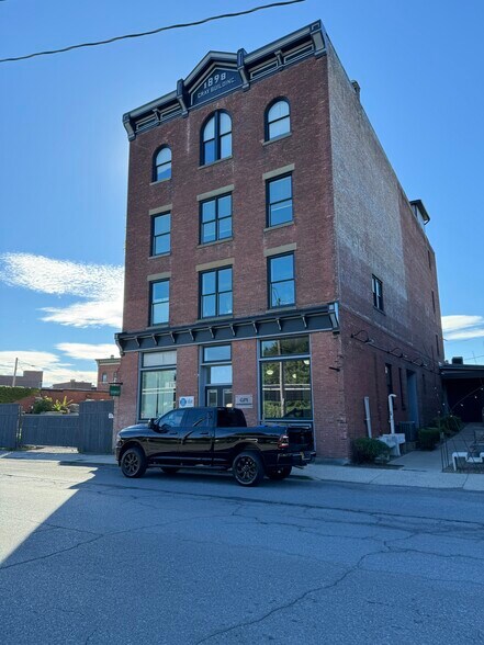 More Photos Of 15 Railroad Ave, Kingston Office For Lease