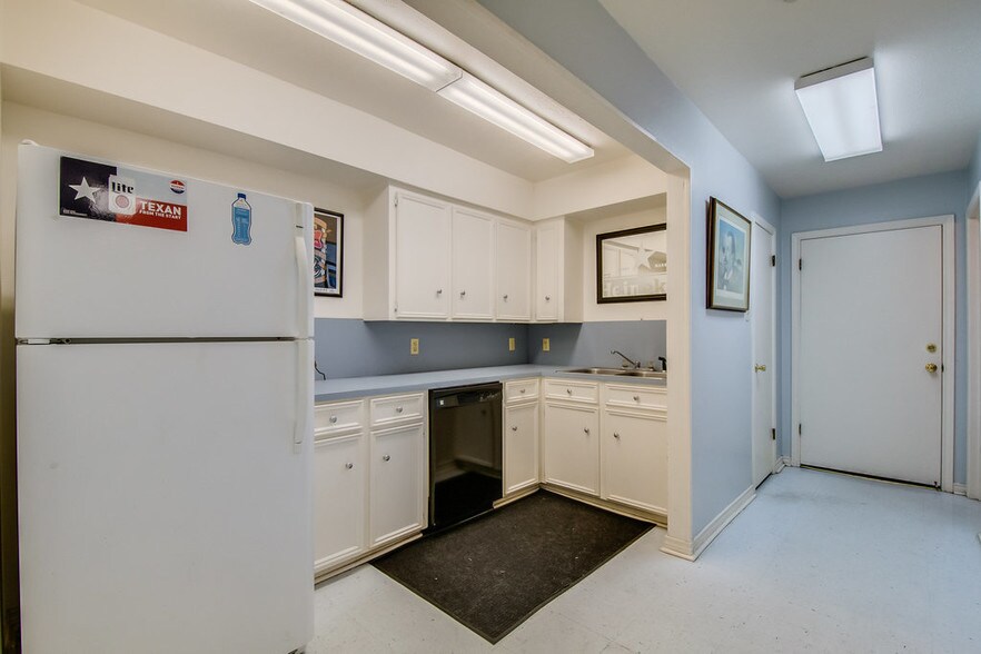 More Photos Of 1212 S Clay St, Ennis Manufacturing For Sale