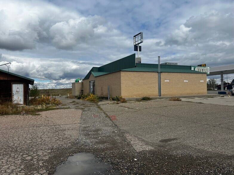 More Photos Of 1424 N Crawford St, Hardin Freestanding For Sale