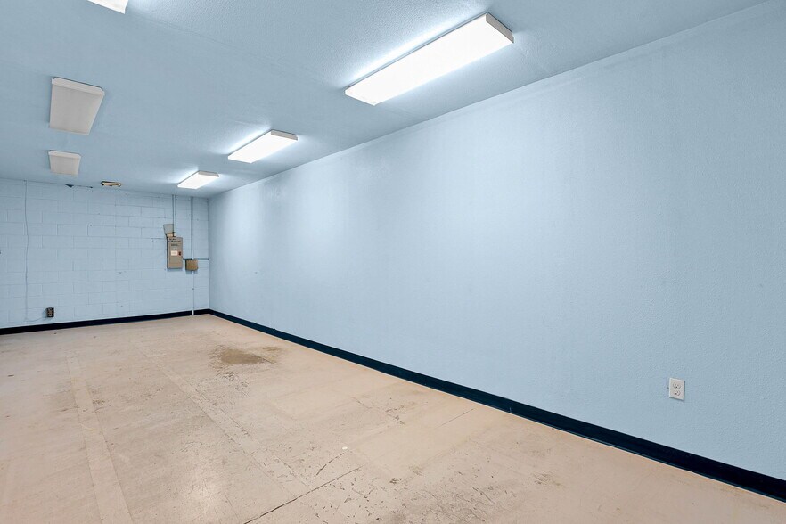 More Photos Of 9109 Dyer St, El Paso Storefront For Lease