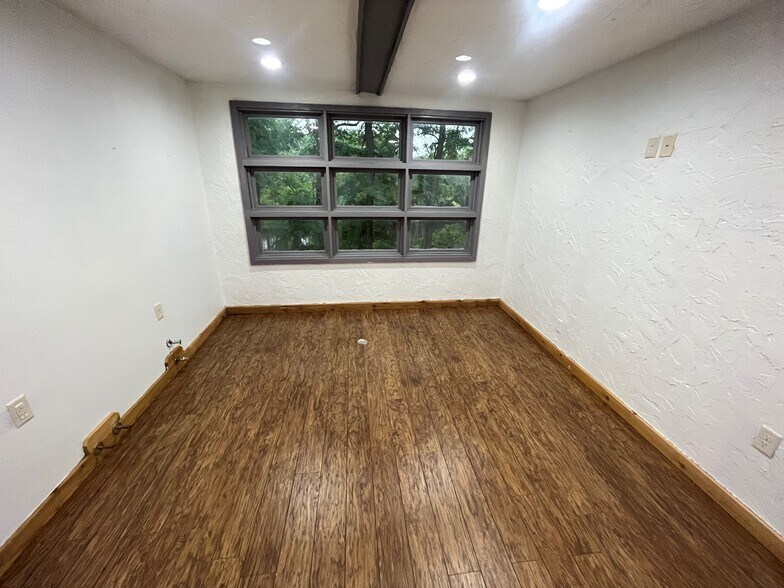 More Photos Of 122 Green Bay Rd, Thiensville Office For Lease