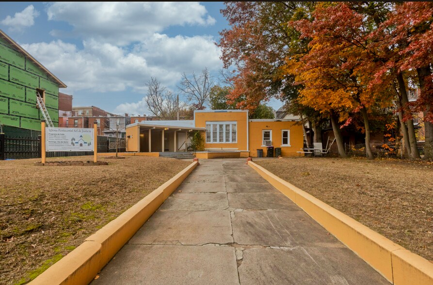 More Photos Of 193 Elm St, Holyoke Flex For Sale