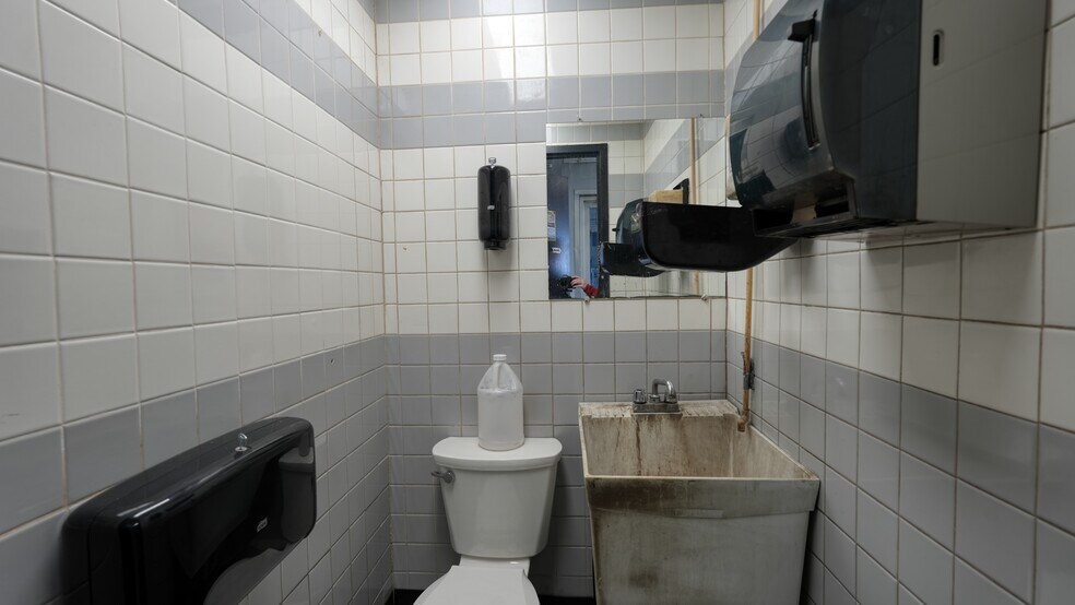 More Photos Of 1105 Wheeling Ave, Cambridge Auto Repair For Sale