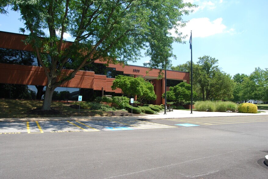 More Photos Of 2555 Kingston Rd, York Office For Lease