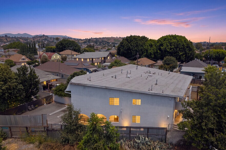 More Photos Of 2104 Mozart St, Los Angeles Apartments For Sale