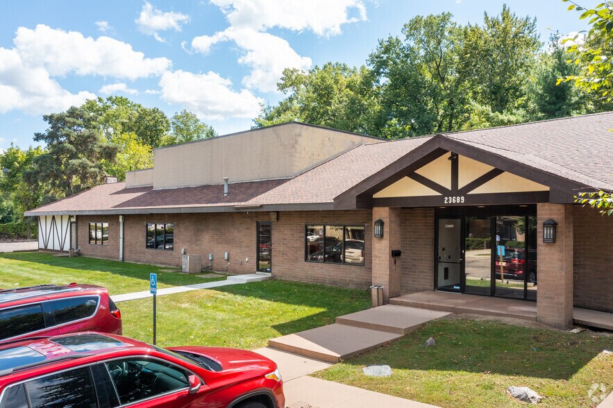 More Photos Of 23689 Industrial Park Dr, Farmington Hills Flex For Lease