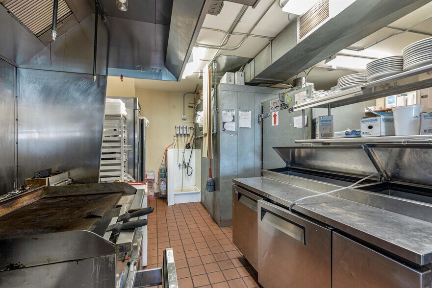 More Photos Of 232 Broadway, Wisconsin Dells Bar For Sale