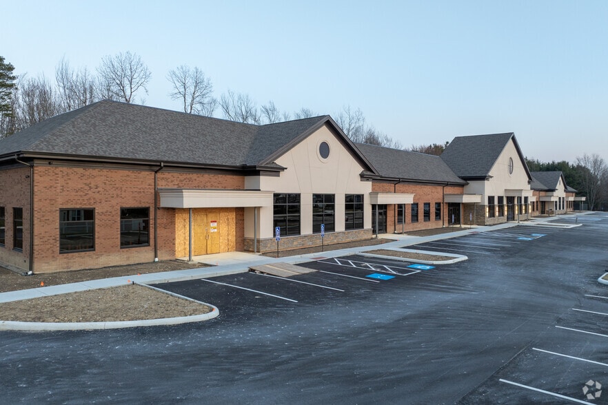 More Photos Of 8075 Town Centre Dr, Broadview Heights Flex For Lease