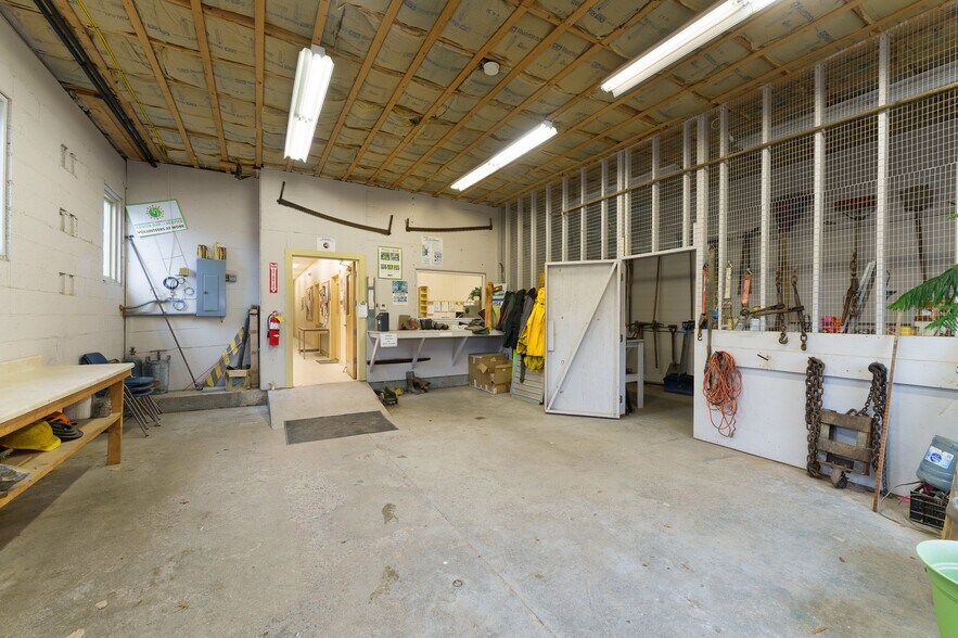 More Photos Of 267 Huttleston Ave, Fairhaven Freestanding For Sale