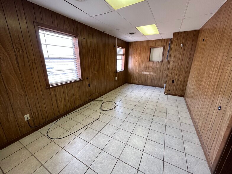 More Photos Of 2306 E Broadway St, Sweetwater Truck Terminal For Lease