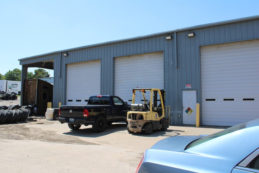 More Photos Of 1936 W Commerce St, Dallas Industrial For Lease