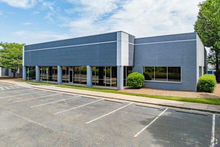 More Photos Of 10420 Harris Oak Blvd, Charlotte Light Distribution For Lease