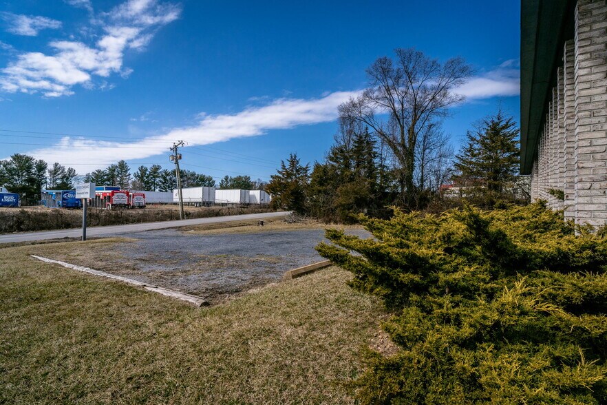 More Photos Of 52 Mid Valley Ln, Verona Warehouse For Lease