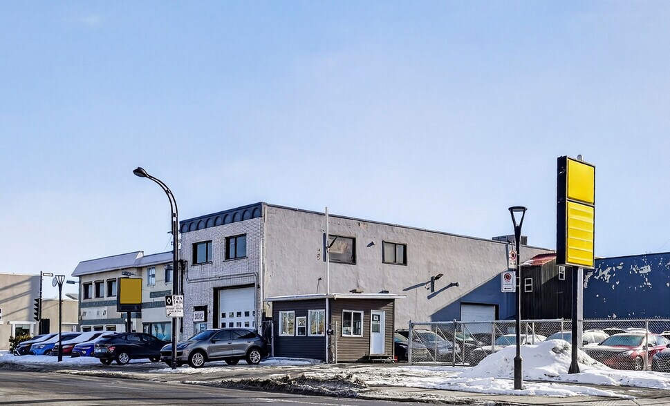 Primary Photo Of 3812 Rue Jarry E, Montréal Auto Repair For Sale