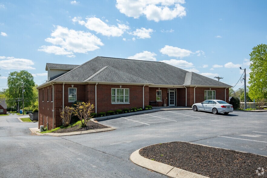 More Photos Of 106 Duke St, Ashland City Office For Lease