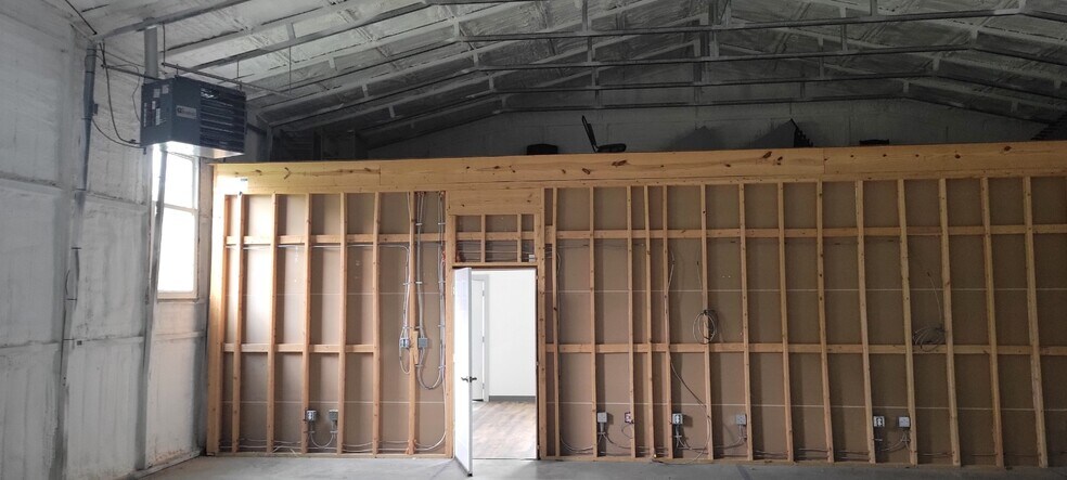 More Photos Of 16467 Old Valley Pike, Edinburg Showroom For Sale