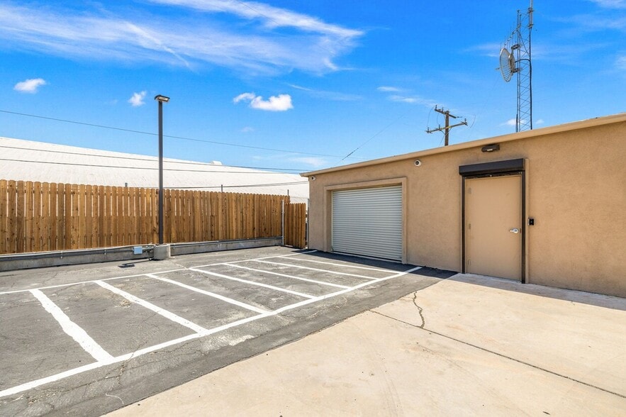 More Photos Of 560 S Williams Rd, Palm Springs Showroom For Sale