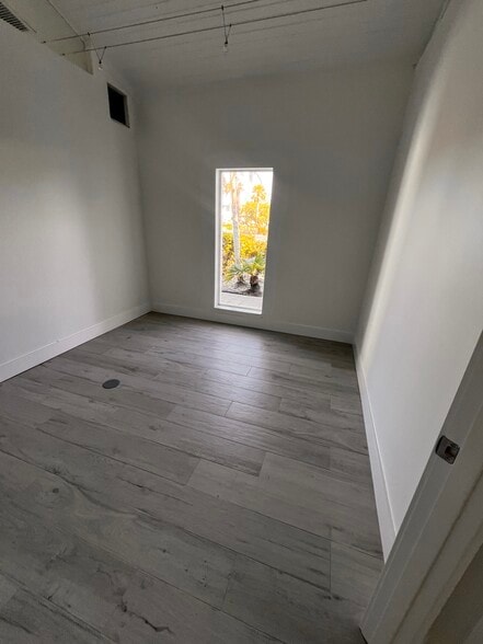 More Photos Of 2407 Periwinkle Way, Sanibel Unknown For Lease