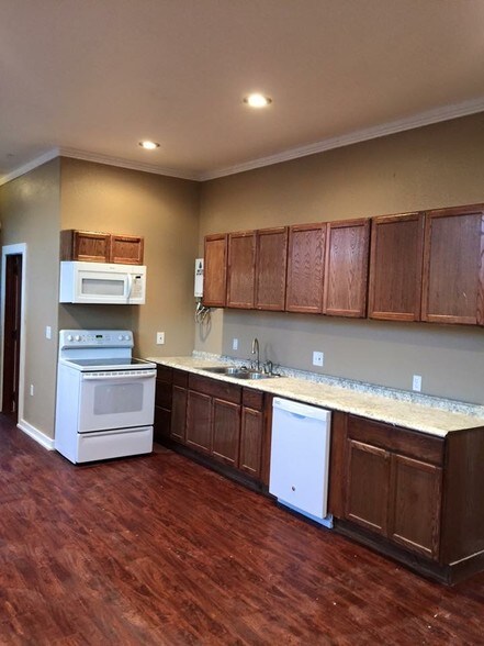 More Photos Of 200 W Main St, Marietta Storefront Retail Residential For Sale