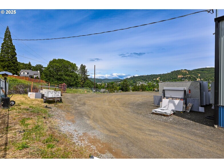 More Photos Of 161 Heritage Way, Roseburg Light Manufacturing For Sale