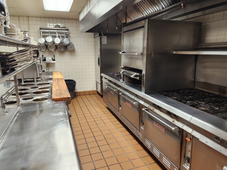 More Photos Of 212 N Warren Ave, Apollo General Retail For Sale