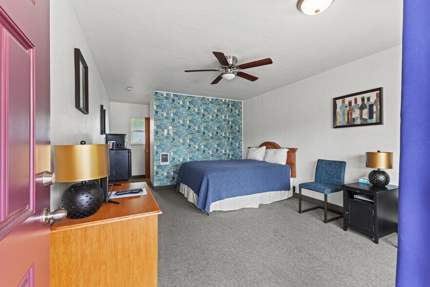 More Photos Of 787 N Central Blvd, Coquille Hotel For Sale