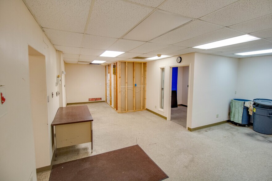 More Photos Of 319-321 Ridge St, Alton Showroom For Sale