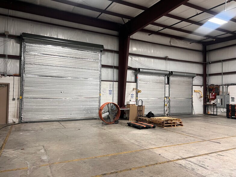 More Photos Of 104 Challenger Ct, Sanford Warehouse For Lease