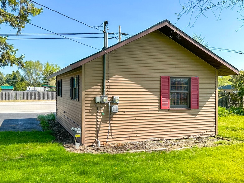 More Photos Of 1511 Hubert Rd, Hubbard Lake Freestanding For Sale