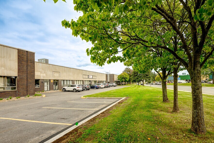 More Photos Of 341-371 Rue Isabey, Saint-Laurent Distribution For Lease