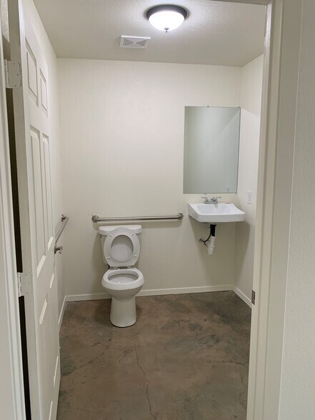 More Photos Of 4004 Williamson Rd, Crowley Warehouse For Lease