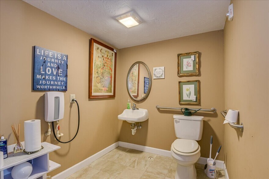 More Photos Of 114 W 6th St, Waynesboro Showroom For Sale