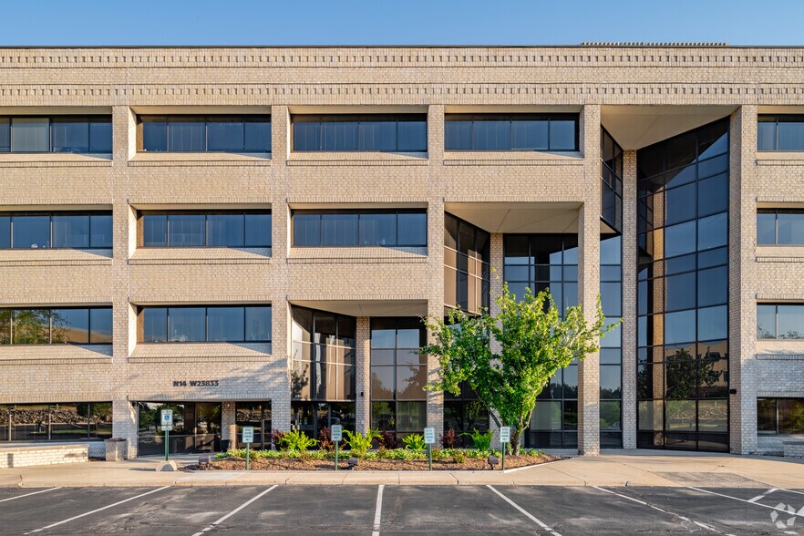 More Photos Of N14W23833 Stone Ridge Dr, Waukesha Office For Lease
