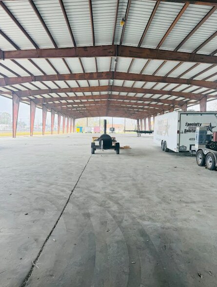 More Photos Of 1050 Detroit Ave, Nederland Distribution For Lease