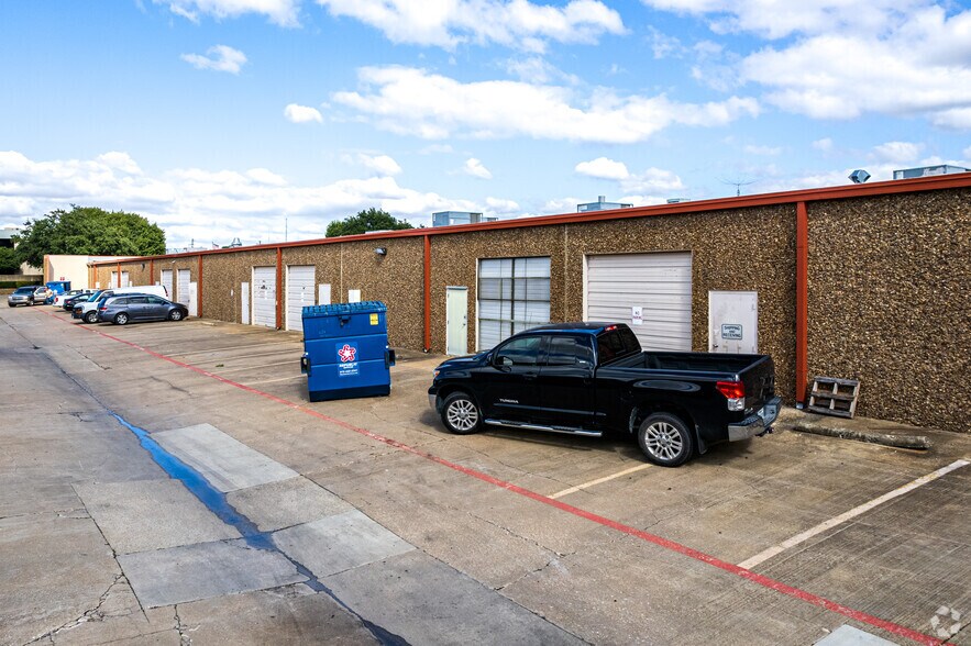 More Photos Of 1104 Summit Ave, Plano Showroom For Lease