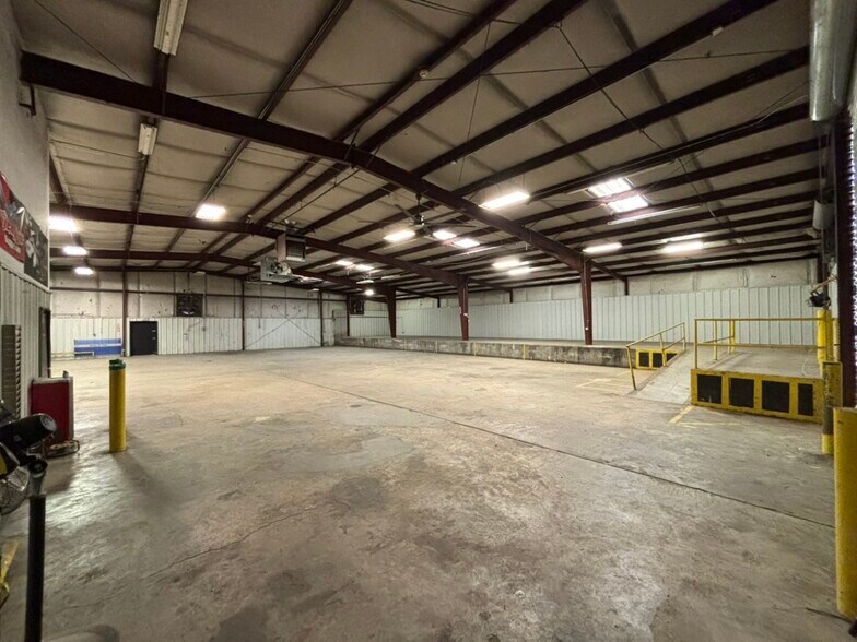 More Photos Of 1189 Joe Frank Harris Pky, Cartersville Showroom For Lease