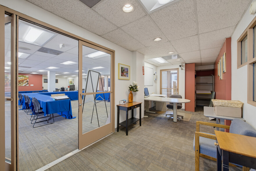 More Photos Of 10495 Santa Monica Blvd, Los Angeles Office For Sale