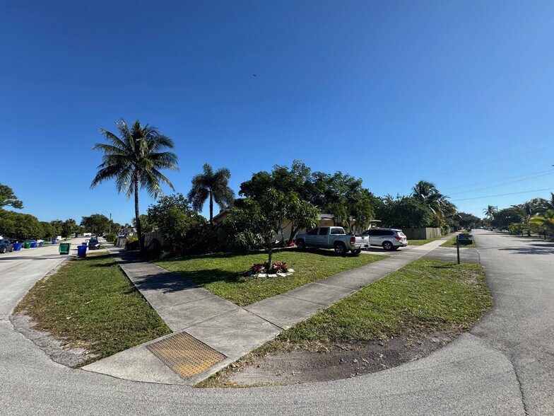 More Photos Of 2200 SW 42nd Ave, Fort Lauderdale Multifamily For Sale