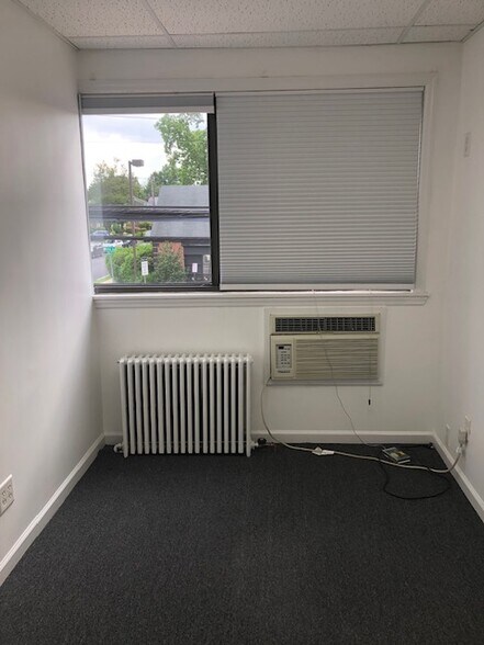 More Photos Of 860-864 Willis Ave, Albertson Storefront Retail Office For Lease