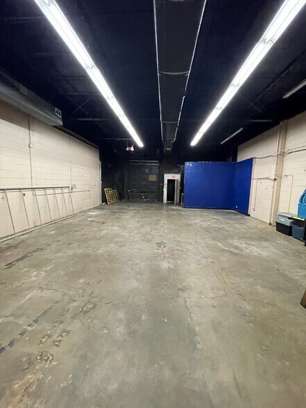 More Photos Of 110 S River Rd, Des Plaines Warehouse For Lease