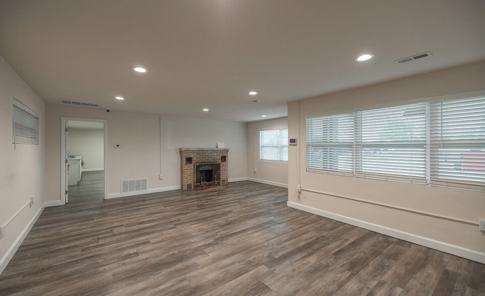More Photos Of 905 W Scenic Rivers Blvd, Salem Flex For Sale