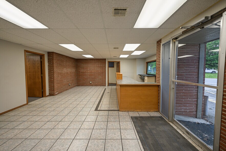More Photos Of 802 W 8th St, Coffeyville Office For Sale